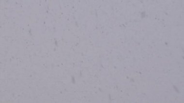 Güzel doğal yağan kar, birinci şahıs görünümü (daha koyu versiyon)