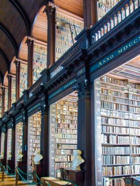 Der Universitaets-Bibliothek in Trinity College Dublin 'de Buecher