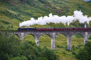 Jakobit Buhar Treni Auf dem Viadukt von Glenfinnan in den Highlands von Schottland