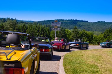 Ausfahrt mit Triumph Oldtimern, Cabrilet unter blauem Himmel