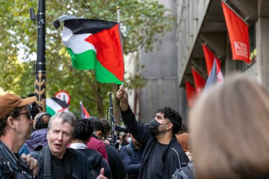 Londra 'nın büyük üniversitelerinden öğrenciler üniversiteler arası yürüyüş için caddeleri kullandılar. Katılımcılar, Londra 'nın merkezindeki kampüslerde yürüyüş yapmadan önce konuşmalar ve ilahiler için bir araya gelerek, SOAS, İngiltere, Londra, 7 Ekim 2025' te mitinge katıldılar.