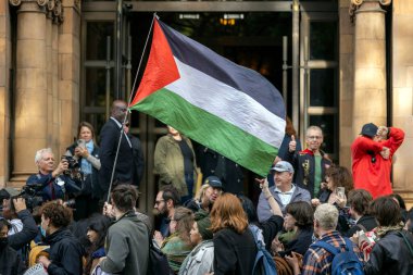 Londra 'nın büyük üniversitelerinden öğrenciler üniversiteler arası yürüyüş için caddeleri kullandılar. Katılımcılar, Londra 'nın merkezindeki kampüslerde yürüyüş yapmadan önce konuşmalar ve ilahiler için bir araya gelerek, SOAS, İngiltere, Londra, 7 Ekim 2025' te mitinge katıldılar.