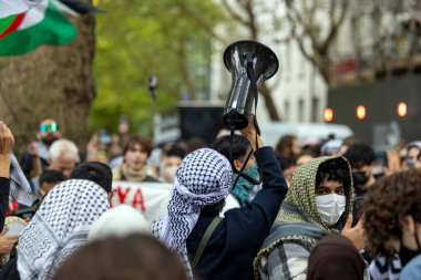 Londra 'nın büyük üniversitelerinden öğrenciler üniversiteler arası yürüyüş için caddeleri kullandılar. Katılımcılar, Londra 'nın merkezindeki kampüslerde yürüyüş yapmadan önce konuşmalar ve ilahiler için bir araya gelerek, SOAS, İngiltere, Londra, 7 Ekim 2025' te mitinge katıldılar.