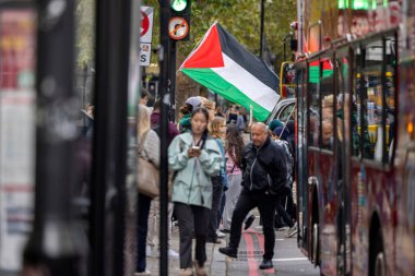 Londra 'nın büyük üniversitelerinden öğrenciler üniversiteler arası yürüyüş için caddeleri kullandılar. Katılımcılar, Londra 'nın merkezindeki kampüslerde yürüyüş yapmadan önce konuşmalar ve ilahiler için bir araya gelerek, SOAS, İngiltere, Londra, 7 Ekim 2025' te mitinge katıldılar.