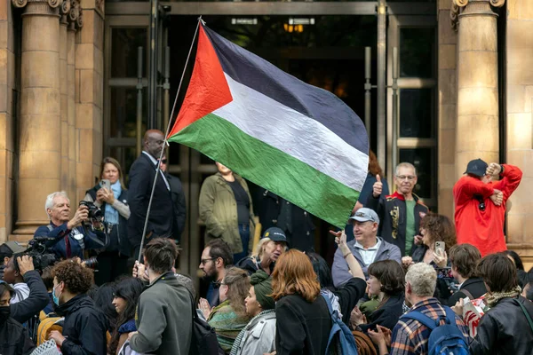 Londra 'nın büyük üniversitelerinden öğrenciler üniversiteler arası yürüyüş için caddeleri kullandılar. Katılımcılar, Londra 'nın merkezindeki kampüslerde yürüyüş yapmadan önce konuşmalar ve ilahiler için bir araya gelerek, SOAS, İngiltere, Londra, 7 Ekim 2025' te mitinge katıldılar.