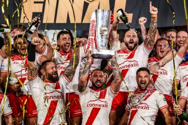 Elliot Minchella of Hull KR lifts the Grand Final trophy with his teammates and club staff during the 2025 Betfred Super League Grand Final Hull KR v Wigan Warriors at Old Trafford, Manchester, United Kingdom, 11th October 2025 