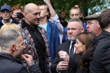 Tyson Fury, Manchester Katedrali 'nde Ricky Hatton' ın Cenazesi sırasında Wayne ve Coleen Rooney ile konuştu.
