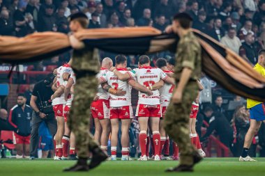 Hull KR have a team huddle before the game during the 2025 Betfred Super League Grand Final Hull KR v Wigan Warriors at Old Trafford, Manchester, United Kingdom, 11th October 2025