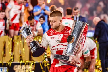 Hull KR 'dan Mikey Lewis, 2025 Betfred Süper Ligi Büyük Hull KR-Wigan Warriors maçı sırasında 11 Ekim 2025 tarihinde Old Trafford, Manchester, Birleşik Krallık' ta Büyük Final kupasını elinde tutarken maç kupasındaki adama bakıyor. 