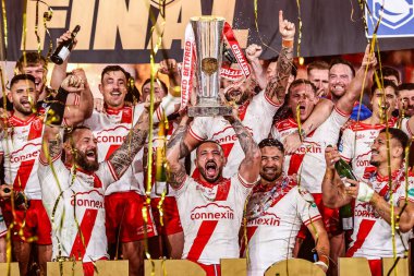 Elliot Minchella of Hull KR lifts the Grand Final trophy with his teammates and club staff during the 2025 Betfred Super League Grand Final Hull KR v Wigan Warriors at Old Trafford, Manchester, United Kingdom, 11th October 2025 