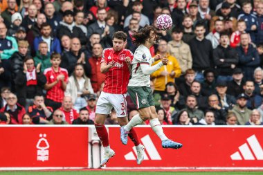 Nottingham Ormanı 'ndan Neco Williams ve Chelsea Premier Lig karşılaşmasında top için mücadele eden Chelsea' den Marc Cucurella Nottingham Forest 'a karşı Chelsea City Ground, Nottingham, İngiltere, 18 Ekim 2025 
