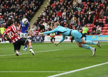 Watford kalecisi Egil Selvik 18 Ekim 2025 'te Sheffield Lane, Sheffield, İngiltere' de Sheffield United 'a karşı oynanan Gökyüzü İddia Şampiyonası maçında topa dalıyor. 