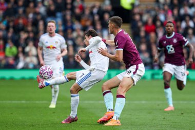 Leeds United takımından Brenden Aaronson 18 Ekim 2025 tarihinde Burnley - Leeds United maçında topu kontrol ediyor. 