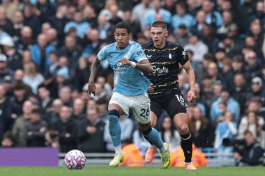 Manchester City 'den Savinho, Premier League maçında Everton' dan Vitaliy Mykolenko tarafından 18 Ekim 2025 'te Etihad Stadyumu' nda izlenmektedir. 