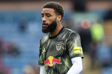 Leeds United takımından Jayden Bogle, 18 Ekim 2025 'te Burnley, Burnley, Burnley' de oynanan Premier League maçı öncesinde ısınıyor. 