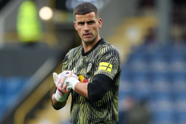 Leeds United kalecisi Karl Darlow Premier Lig karşılaşması öncesinde Burnley - Leeds United maçında 18 Ekim 2025 'te Burnley, Burnley, İngiltere' de ısındı. 