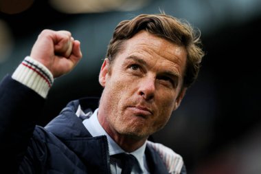 Burnley takımının teknik direktörü Burnley - Leeds United maçının ardından 18 Ekim 2025 'te Burnley, Burnley, İngiltere' de oynanan Turf Moor maçında taraftarlarını alkışladı. 