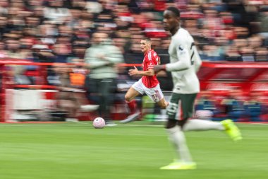 Nottingham Ormanı 'ndan Nikola Milenkoviç, 18 Ekim 2025' te İngiltere 'nin Nottingham City Ground kentinde oynanan Premier League maçında topu aldı. 