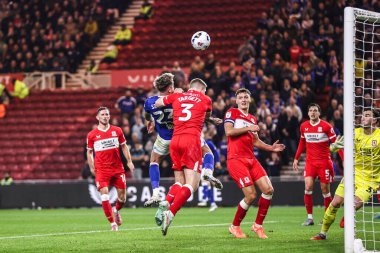 Ipswich Town 'dan Sammie Szmodics, Middlesbrough - Ipswich Town - Riverside Stadyumu, Middlesbrough, Birleşik Krallık' ta oynanan 17 Ekim 2025 Gökyüzü İddia Şampiyonası maçında kaleye ilerliyor. 