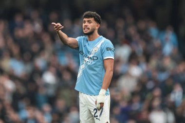 Manchester City 'den Matheus Nunes, 18 Ekim 2025 tarihinde Etihad Stadyumu' nda oynanan Premier League maçında takım talimatlarını verir. 