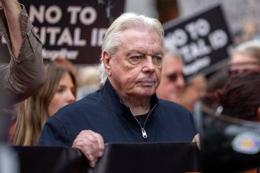 Yüzlerce gösterici Marble Arch 'ta toplandı ve Londra şehir merkezinden Whitehall' a yürüdü. Hükümetin dijital kimlik sistemlerinin getirilmesine karşı olduklarını belirttiler. Protestocular pankart ve slogan taşıyordu 