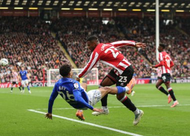 Watford 'dan Caleb Wiley, Sheffield United takımının Sheffield United' a karşı oynadığı 18 Ekim 2025 'te Bramall Lane, Sheffield, İngiltere' de oynanan maçta Tyrese Campbell 'a faul yaptı. 