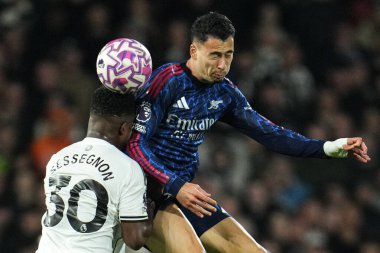 Arsenal 'den Gabriel Martinelli ve Fulham Ligi' nden Ryan Sessegnon Premier Lig maçı sırasında Craven Cottage, Londra 'da Fulham-Arsenal maçı, 18 Ekim 2025 