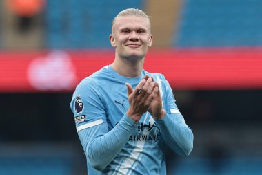 Manchester City 'den Erling Haaland, 18 Ekim 2025 tarihinde Etihad Stadyumu' nda Manchester City ile Everton arasındaki Premier League maçının son düdüğü çaldıktan sonra taraftarları alkışlıyor. 