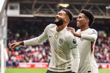 Chelsea 'li Reece James 18 Ekim 2025' te İngiltere 'nin Nottingham City Ground kentinde oynanan Premier League maçında golünü 0-3 atmasını kutluyor. 