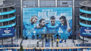 Manchester City, Manchester Everton 'a karşı Etihad Stadyumu' nda oynanan Premier Lig maçında soldan sağa Erling Haaland, Bernardo Silva, Rodrigo ve Ruben Dias oyuncuların duvar resmine giriş yaptılar. 