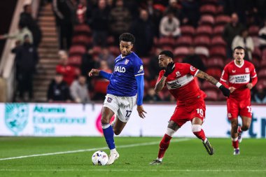 Ipswich Town 'dan Jens Cajuste ve Middlesbrough' dan Delano Burgzorg, Middlesbrough-Ipswich Town maçında top için mücadele ediyorlar. 