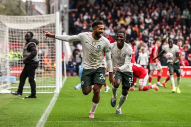 Chelsea 'li Reece James 18 Ekim 2025' te İngiltere 'nin Nottingham City Ground kentinde oynanan Premier League maçında golünü 0-3 atmasını kutluyor. 