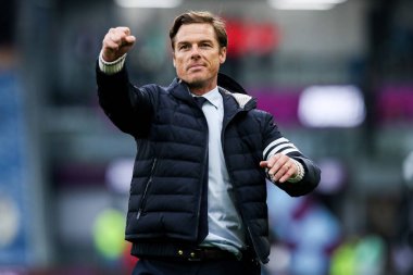 Burnley takımının teknik direktörü Burnley - Leeds United maçının ardından 18 Ekim 2025 'te Burnley, Burnley, İngiltere' de oynanan Turf Moor maçında taraftarlarını alkışladı. 