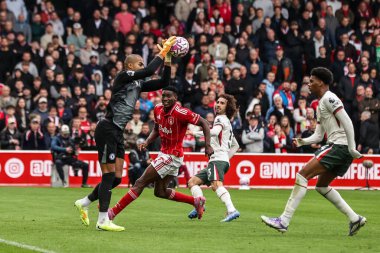 Chelsea kalecisi Robert Sanchez Premier Lig maçında topu topluyor Nottingham Forest Chelsea 'ye karşı City Ground, Nottingham, İngiltere, 18 Ekim 2025   