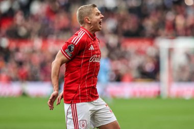 Nottingham Ormanı 'ndan Oleksandr Zinchenko 18 Ekim 2025' te İngiltere 'nin Nottingham kentinde oynanan Premier Lig maçında Nottingham Ormanı Chelsea' ye karşı seyirciyi coşturuyor. 