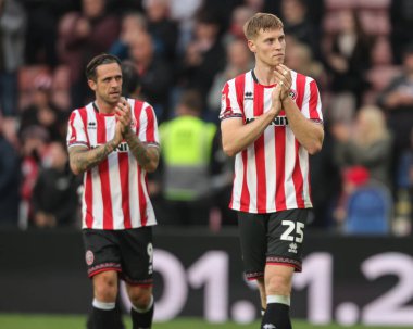 Sheffield United 'dan Mark McGuinness, 18 Ekim 2025' te Bramall Lane, Sheffield, İngiltere 'de oynanan ve Sheffield United ile Watford arasındaki Sky Bet Şampiyonası' nın son düdüğü çaldıktan sonra taraftarları alkışlıyor. 
