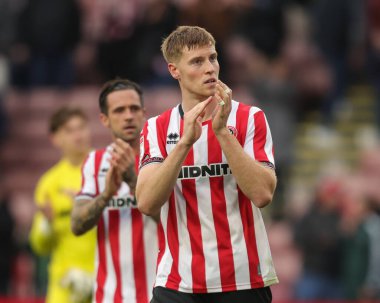 Sheffield United 'dan Mark McGuinness, 18 Ekim 2025' te Bramall Lane, Sheffield, İngiltere 'de oynanan ve Sheffield United ile Watford arasındaki Sky Bet Şampiyonası' nın son düdüğü çaldıktan sonra taraftarları alkışlıyor. 