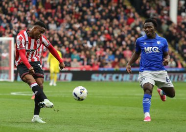 Sheffield United takımından Chiedozie Ogbene 18 Ekim 2025 'te Bramall Lane, Sheffield, İngiltere' de Sheffield United 'a karşı oynadığı Sky Bet Şampiyonası maçında topu geçiyor. 