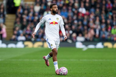 Leeds United takımından Jayden Bogle Premier Lig maçında topu ayaklarının dibine aldı Burnley - Leeds United - Turf Moor, Burnley, İngiltere, 18 Ekim 2025 