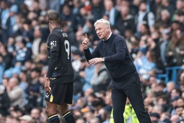 Everton 'ın David Moyes teknik direktörü, 18 Ekim 2025' te Etihad Stadyumu 'nda oynanan Premier League maçında Everton' lu Beto 'ya talimat verdi. 