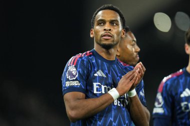 Arsenal 'den Jurrien Timber, 18 Ekim 2025' te Craven Cottage, Londra 'da oynanan Premier League maçında taraftarlarını alkışlıyor. 