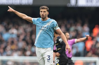 Manchester City 'den Ruben Dias, Premier League maçında takım talimatlarını verir. Manchester City, Manchester, İngiltere' deki Etihad Stadyumu 'nda Everton' a karşı 18 Ekim 2025 