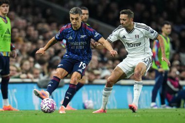 Arsenal 'den Leandro Trossard, Premier Lig maçında Fulham' dan Timothy Castagne 'ın baskısı altında Craven Cottage, Londra, İngiltere' deki Fulham-Arsenal maçında 18 Ekim 2025 