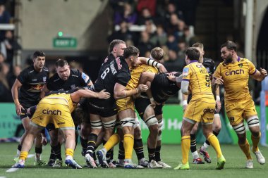 17 Ekim 'de Kingston Park, Newcastle' da oynanan Gallagher Premiership maçı Newcastle Red Bulls-Northampton Saints maçında topu kazanmak için her iki taraftan da bir takım çabası.  