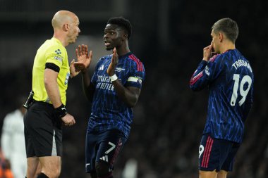 Arsenal 'den Bukayo Saka, 18 Ekim 2025' te Craven Cottage, Londra 'da oynanan Premier League maçında hakem Anthony Taylor' a penaltı kararı hakkında konuşuyor. 