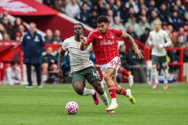 Nottingham Ormanı 'ndan Morgan Gibbs-White 18 Ekim 2025' te Nottingham Forest 'ın Chelsea' ye karşı oynadığı Premier Lig maçında topu bırakıyor. 