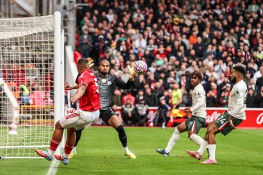 Nottingham Ormanı 'ndan Murillo topu Premier League maçı sırasında Nottingham Forest' a karşı Chelsea City Ground, Nottingham, İngiltere 'de 18 Ekim 2025' de oynatıyor. 