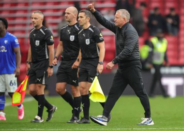  Sheffield United 'ın Chris Wilder teknik direktörü, 18 Ekim 2025' te İngiltere 'nin Sheffield Lane şehrinde oynanan ve Sheffield United' ın Watford 'a karşı oynadığı final düdüğünün ardından taraftarları alkışlıyor. 