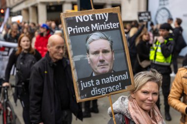 Yüzlerce gösterici Marble Arch 'ta toplandı ve Londra şehir merkezinden Whitehall' a yürüdü. Hükümetin dijital kimlik sistemlerinin getirilmesine karşı olduklarını belirttiler. Protestocular pankart ve slogan taşıyordu 