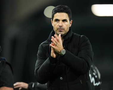 Arsenal 'in tam zamanlı yöneticisi Mikel Arteta, 18 Ekim 2025' te Craven Cottage, Londra, İngiltere 'de oynanan Premier League maçında Fulham-Arsenal maçında desteği alkışladı. 